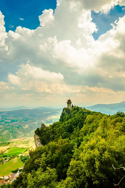 Věž na vrcholu Montale, San Marino — Stock fotografie