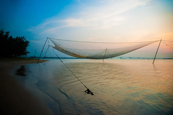 Cena calma de rede de pesca contra o pôr do sol roxo . — Fotografia de Stock