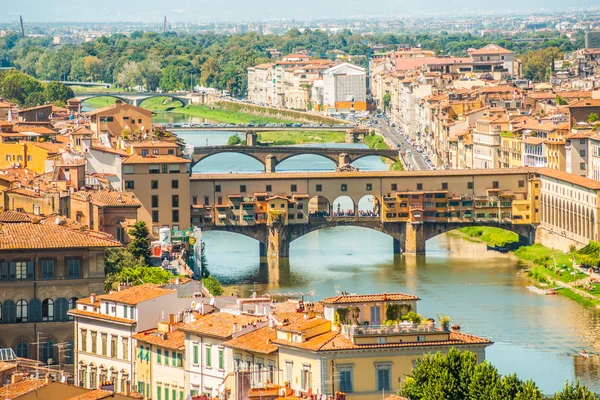 Pone Vecchio sobre el río Arno en Florencia, Italia . — Foto de Stock