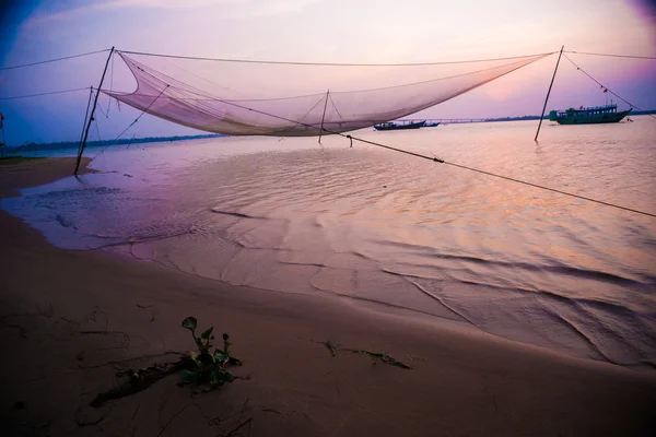 Balık ağı mor günbatımı karşı sakin sahne. — Stok fotoğraf