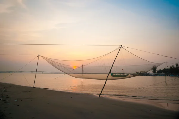 Scène calme de filet de pêche contre le coucher de soleil violet . — Photo