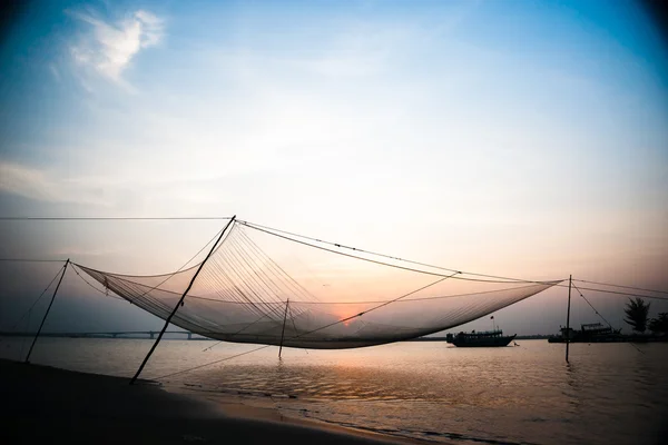 Scène calme de filet de pêche contre le coucher de soleil violet . — Photo