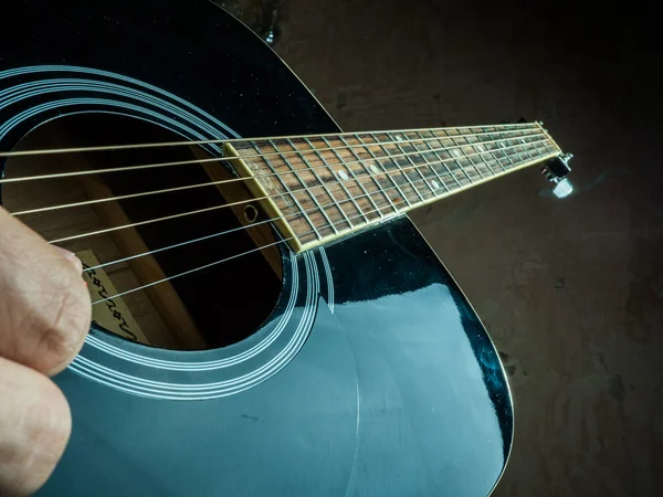 Foto de primer plano de una guitarra acústica tocada por un hombre . — Foto de Stock