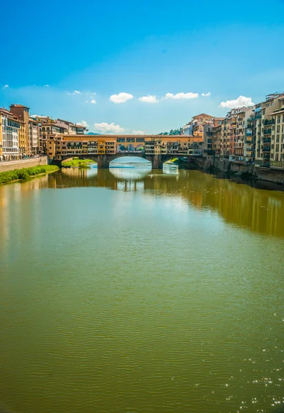 Pone vecchio İtalya Floransa'da arno Nehri üzerinde. — Stok fotoğraf