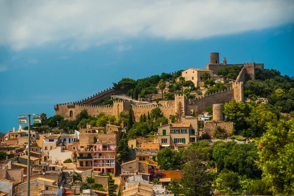 Castelo Capdepera na colina verde em Maiorca — Fotografia de Stock