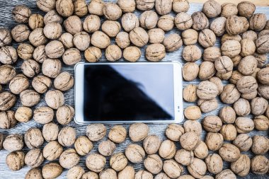 Tablet pc ile ceviz bol