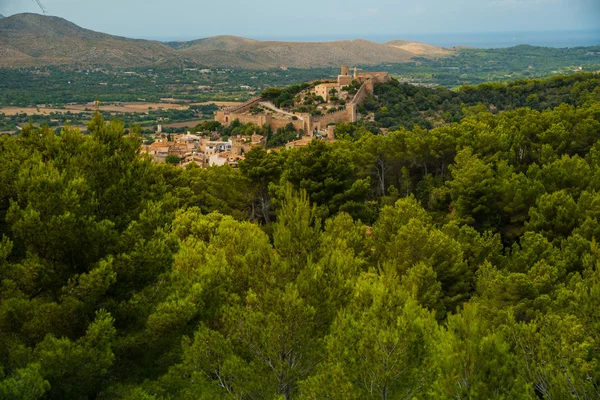 Château Capdepera sur une colline verdoyante à Majorque — Photo