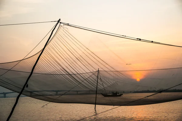 Ruhige Szene mit Fischernetz gegen lila Sonnenuntergang. — Stockfoto