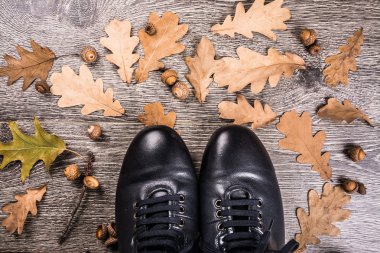 Zemin üzerinde mavi çizmeler.