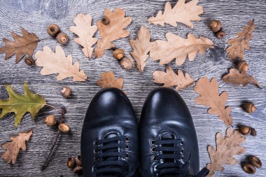 Zemin üzerinde mavi çizmeler.