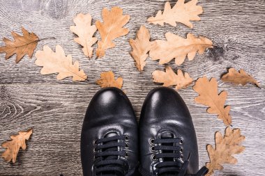 Zemin üzerinde mavi çizmeler.