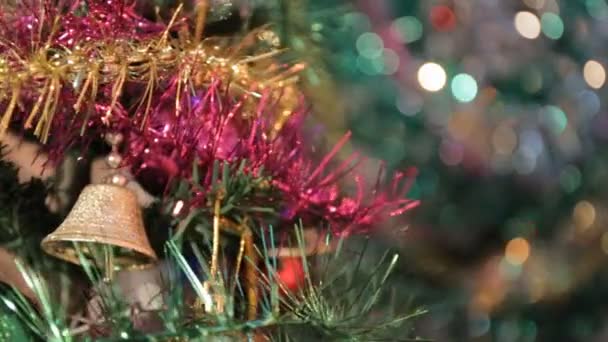 Weihnachtsdekoration am Baum — Stockvideo