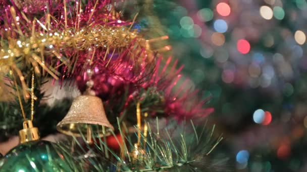 Decoración de Navidad vintage en el árbol — Vídeos de Stock