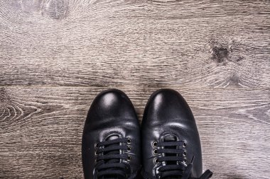 Zemin üzerinde mavi çizmeler.