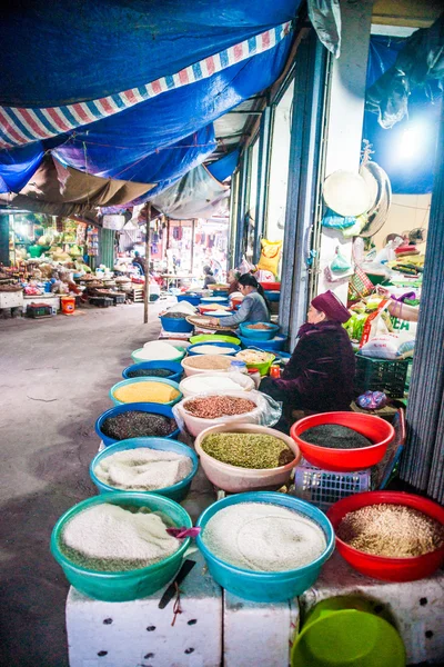 Mercado em Ninh Binh cidade, Vietnã — Fotografia de Stock