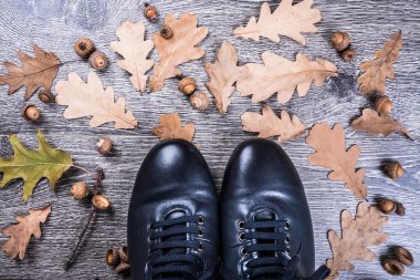 Zemin üzerinde mavi çizmeler.