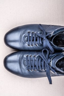 Zemin üzerinde mavi çizmeler.