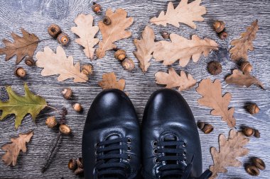 Zemin üzerinde mavi çizmeler.