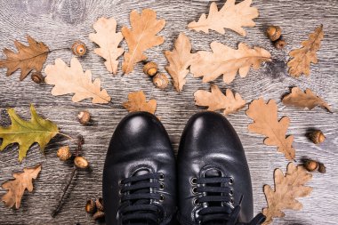 Zemin üzerinde mavi çizmeler.