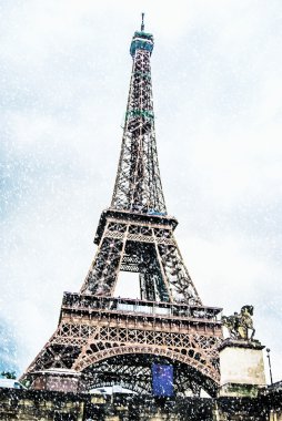 alacakaranlıkta Eyfel Kulesi