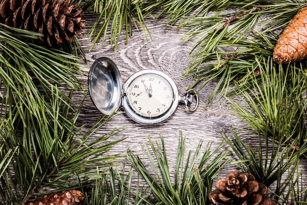 Árbol de abeto de Navidad con conos y reloj —  Fotos de Stock