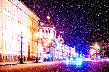 Nevsky Prospect ve Isaacs Katedrali ne güzel bir gece görünümü