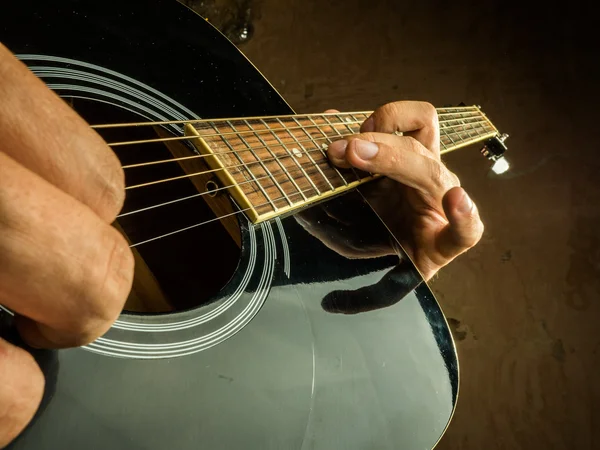 Foto de primer plano de una guitarra acústica tocada por un hombre . —  Fotos de Stock