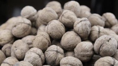 Bir tablo üzerinde ceviz bol