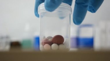 Doktorlar el ile ölçüm silindir hap.
