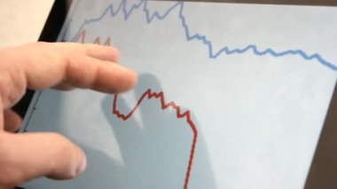 Bir dizüstü bilgisayar üzerinde çalışan adam