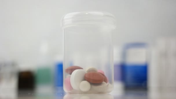 Ärzte reichen Tabletten im Messzylinder. — Stockvideo