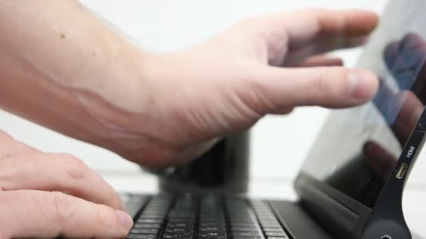 Homme travaillant sur un carnet 