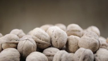 Bir tablo üzerinde ceviz bol