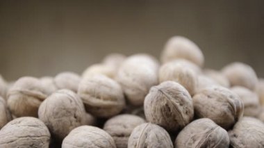 Bir tablo üzerinde ceviz bol