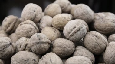 Bir tablo üzerinde ceviz bol