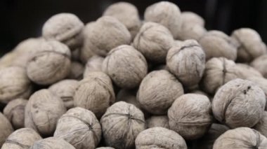 Bir tablo üzerinde ceviz bol