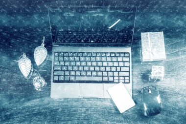 ahşap üzerine siyah dizüstü bilgisayar