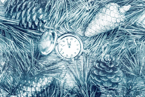 Árbol de abeto de Navidad con conos y reloj —  Fotos de Stock