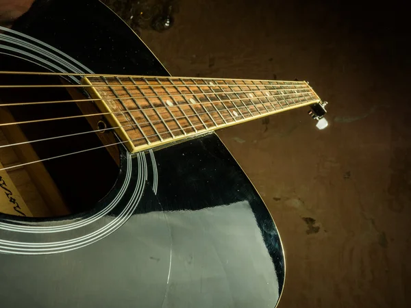 Foto de primer plano de una guitarra acústica tocada por un hombre . — Foto de Stock