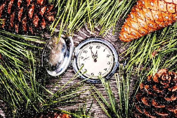 Árbol de abeto de Navidad con conos y reloj —  Fotos de Stock