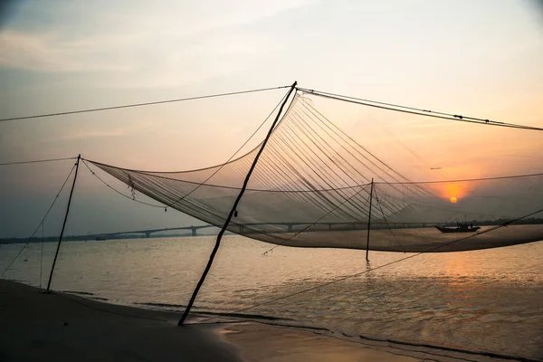 Kalm scène van het visnet tegen paars zonsondergang. — Stockfoto