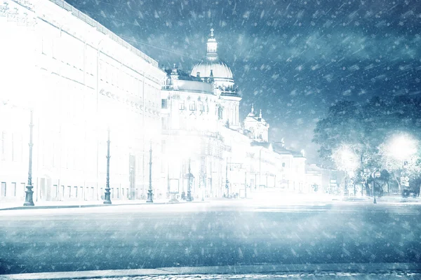 Hermosa vista nocturna de Nevsky Prospect e Isaacs Catedral ne — Foto de Stock