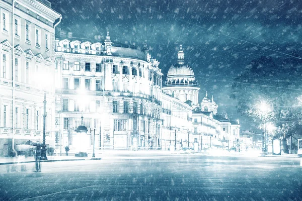 Hermosa vista nocturna de Nevsky Prospect e Isaacs Catedral ne — Foto de Stock
