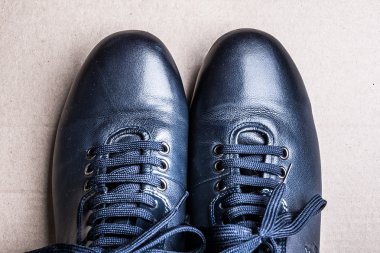 Zemin üzerinde mavi çizmeler.