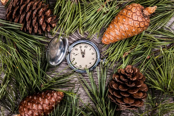Vánoční strom jedle s kužely a hodiny — Stock fotografie
