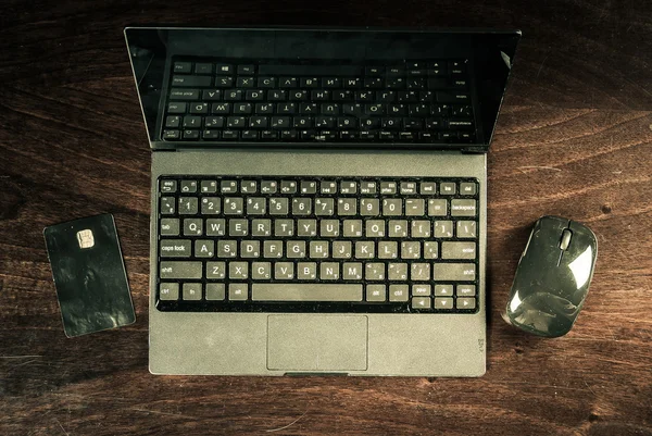 Μαύρο φορητό υπολογιστή σε ξύλο — Φωτογραφία Αρχείου