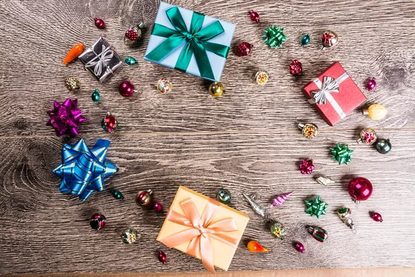 Weihnachtsgeschenke auf Holz — Stockfoto