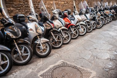 satır eski sokakta motosikletler