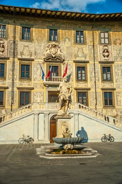 Uniwersytet w Piazza dei Cavalieri w Pisa, Włochy — Zdjęcie stockowe