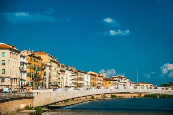 Eski sokak ve nehir Arno şehirde Pisa, İtalya — Stok fotoğraf